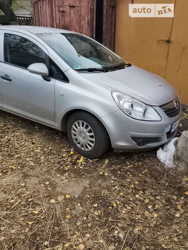 Хэтчбек Opel Corsa 2009 в Коростене