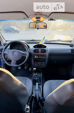 Хэтчбек Opel Corsa 2004 в 