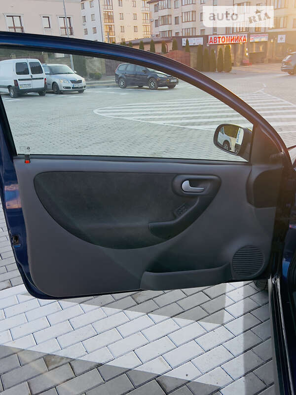 Хэтчбек Opel Corsa 2004 в Ровно