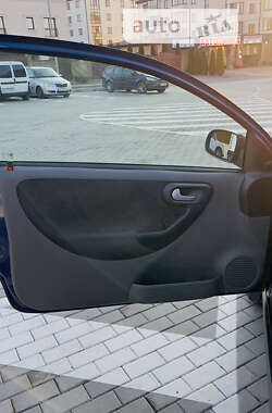 Хэтчбек Opel Corsa 2004 в 