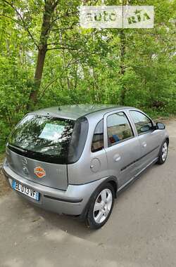 Хэтчбек Opel Corsa 2004 в 