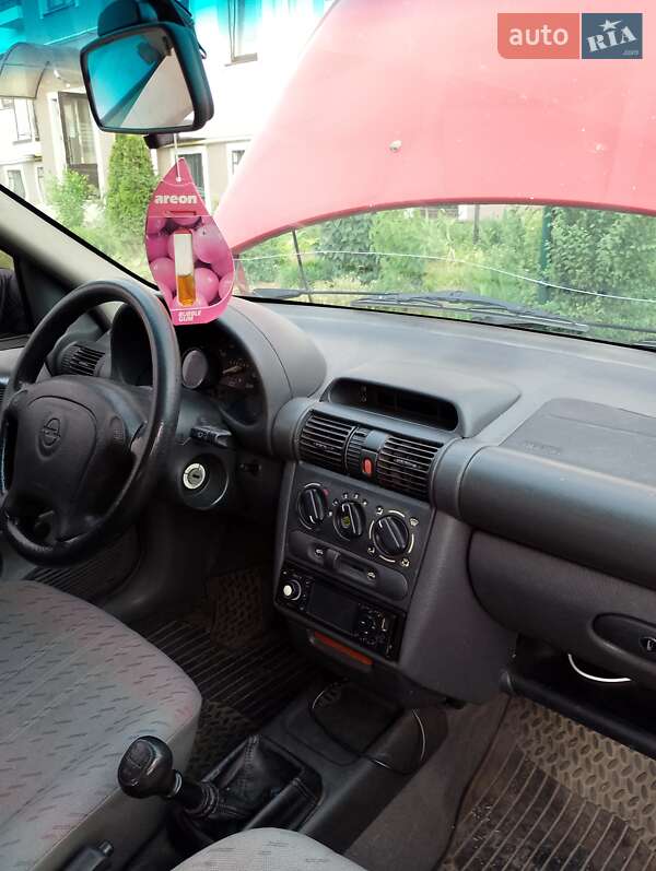 Хетчбек Opel Corsa 1995 в Святопетрівське