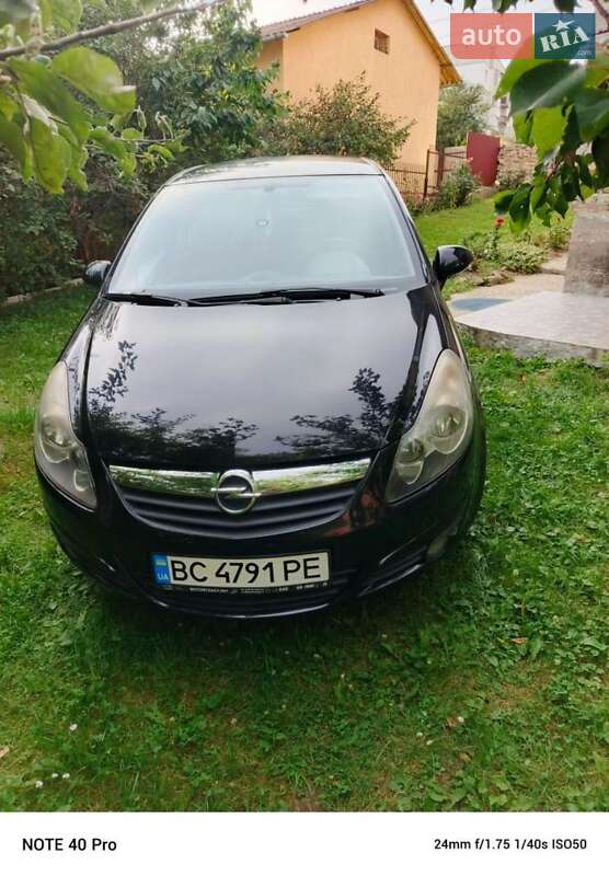 Хэтчбек Opel Corsa 2010 в 