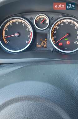 Хэтчбек Opel Corsa 2010 в 