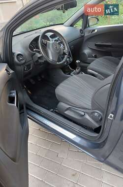 Хэтчбек Opel Corsa 2010 в 
