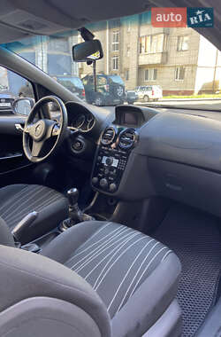 Хэтчбек Opel Corsa 2010 в 