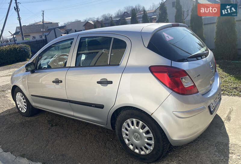 Хэтчбек Opel Corsa 2011 в Черновцах