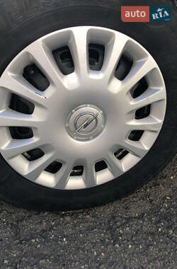 Хэтчбек Opel Corsa 2011 в 