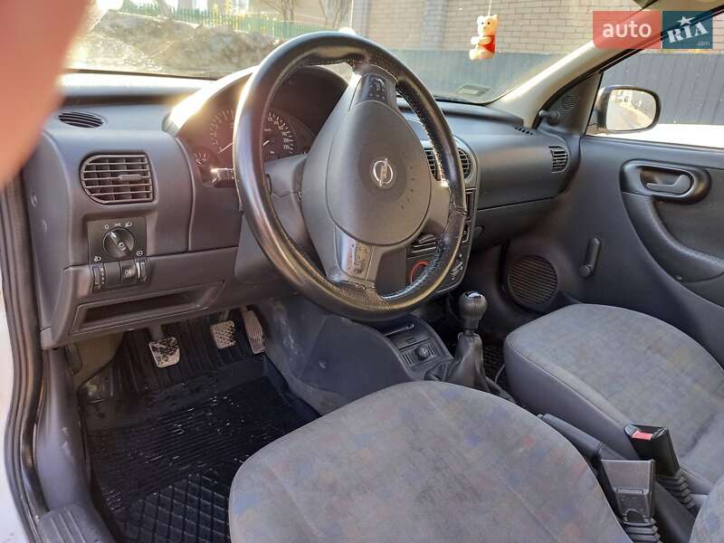 Хэтчбек Opel Corsa 2005 в Ивано-Франковске