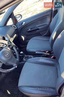 Хэтчбек Opel Corsa 2010 в 