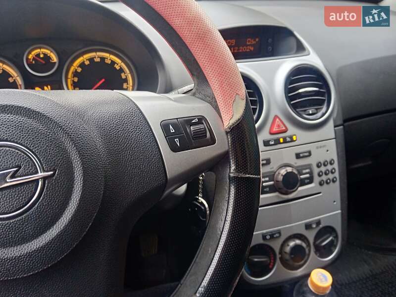 Хэтчбек Opel Corsa 2011 в Днепре