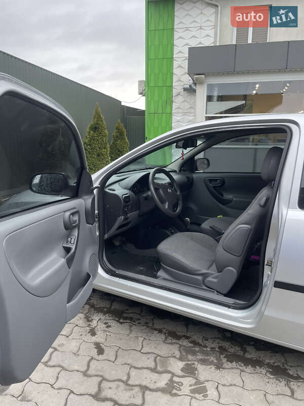 Хэтчбек Opel Corsa 2000 в Владимире