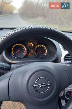 Хэтчбек Opel Corsa 2010 в 