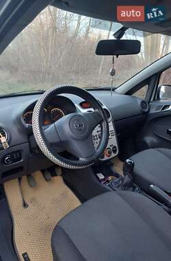 Хэтчбек Opel Corsa 2010 в 
