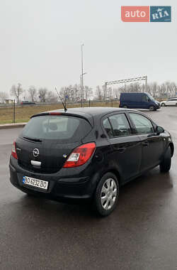 Хэтчбек Opel Corsa 2011 в 