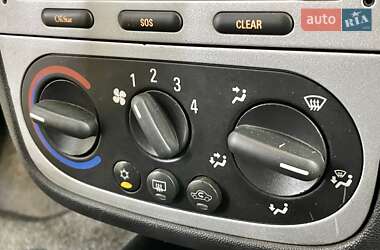 Хетчбек Opel Corsa 2003 в 