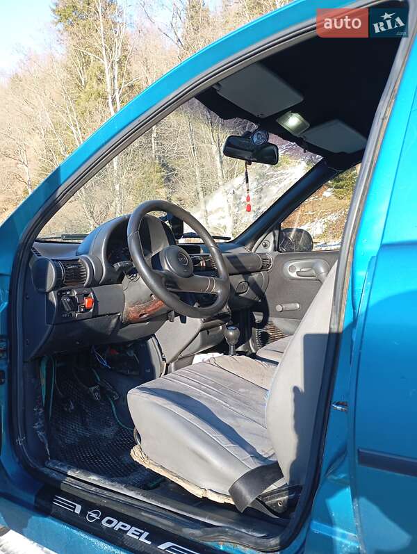 Хэтчбек Opel Corsa 1995 в Верховине