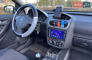 Хэтчбек Opel Corsa 2004 в 