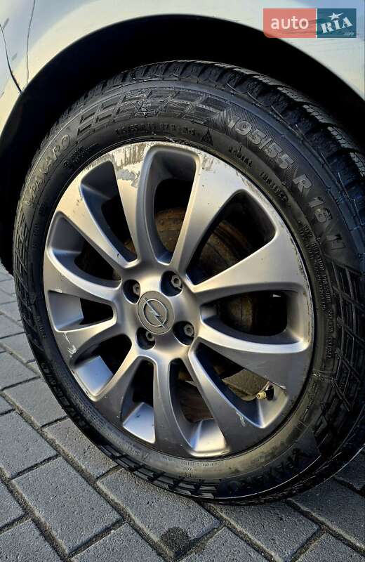 Хэтчбек Opel Corsa 2010 в Львове