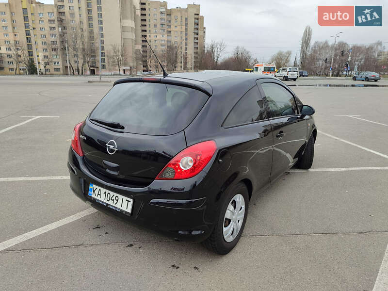 Хэтчбек Opel Corsa 2010 в Киеве