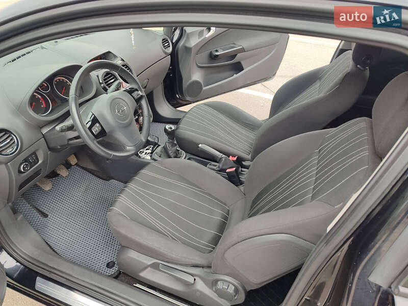 Хэтчбек Opel Corsa 2010 в Киеве
