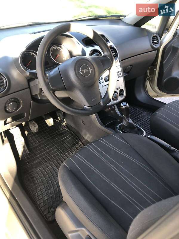 Хэтчбек Opel Corsa 2008 в Киеве
