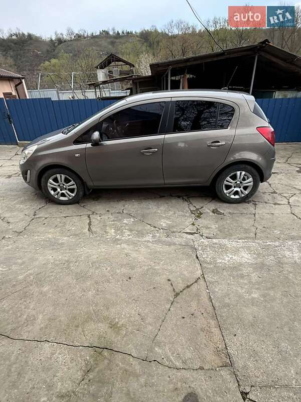 Хетчбек Opel Corsa 2011 в Тлумачі