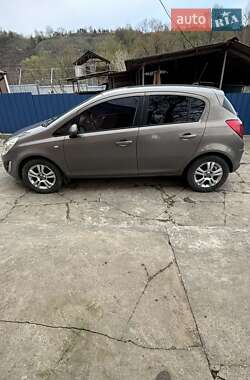 Хэтчбек Opel Corsa 2011 в 