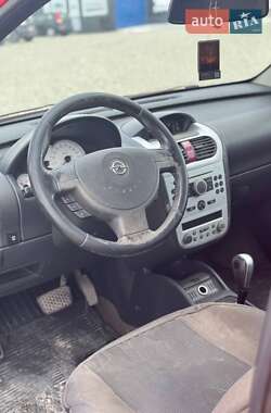 Хэтчбек Opel Corsa 2005 в 