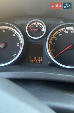 Хэтчбек Opel Corsa 2010 в 