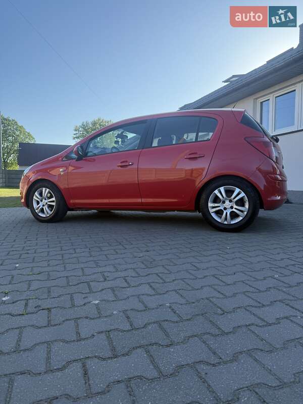 Хэтчбек Opel Corsa 2010 в 