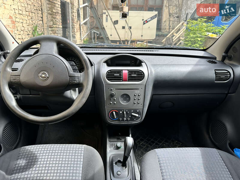 Хэтчбек Opel Corsa 2004 в Киеве
