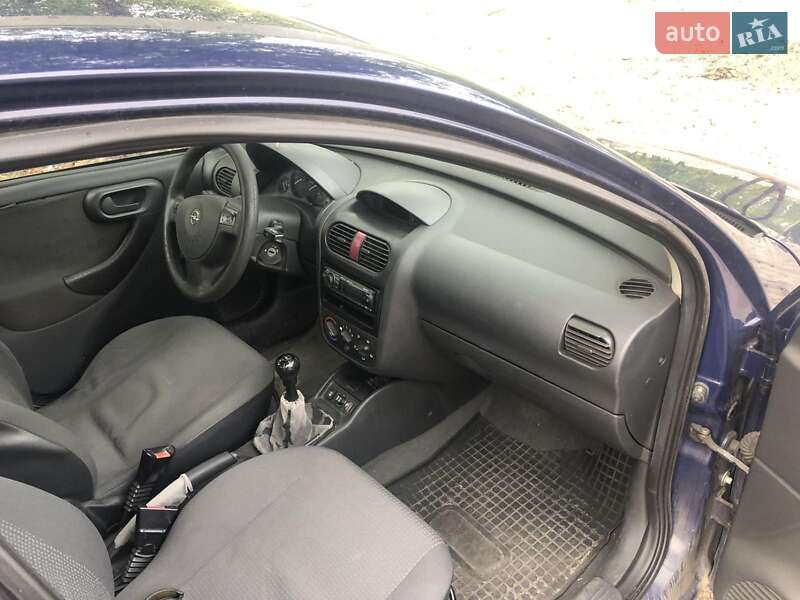 Хэтчбек Opel Corsa 2003 в Киеве