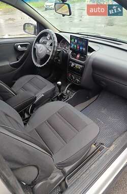 Хэтчбек Opel Corsa 2003 в 