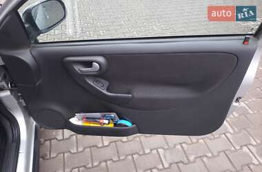 Хэтчбек Opel Corsa 2005 в 
