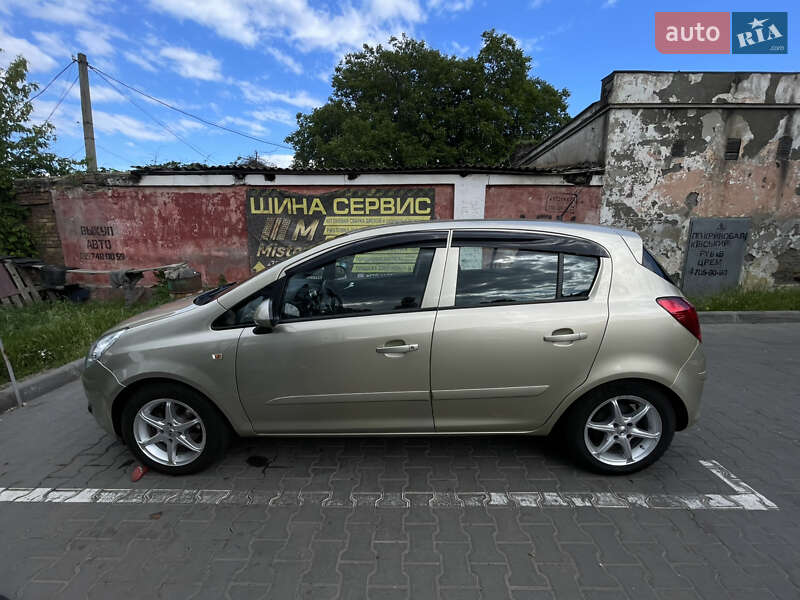 Хэтчбек Opel Corsa 2007 в 