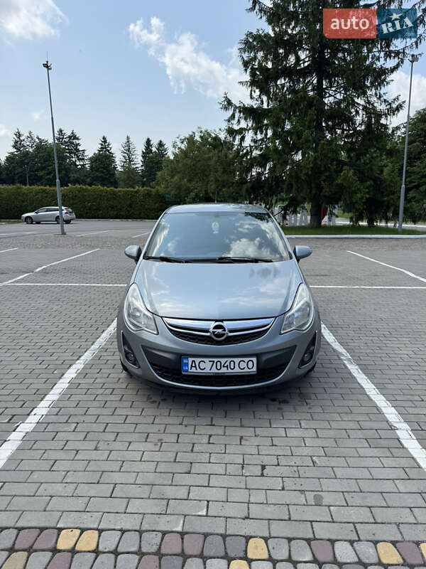 Хэтчбек Opel Corsa 2011 в 