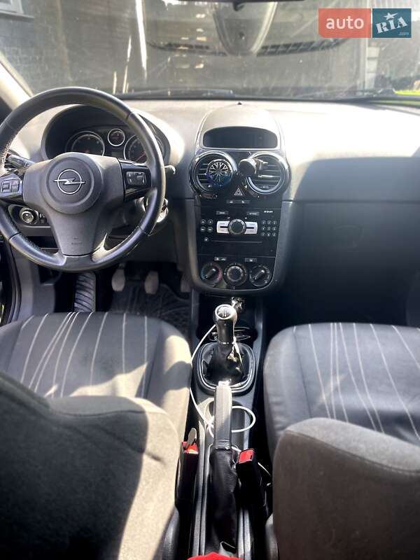 Хэтчбек Opel Corsa 2010 в Липовой Долине