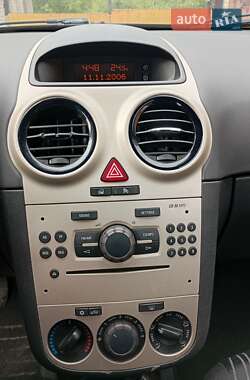 Хэтчбек Opel Corsa 2006 в 