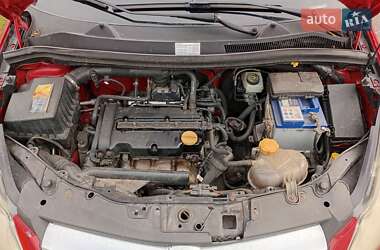 Хэтчбек Opel Corsa 2006 в 