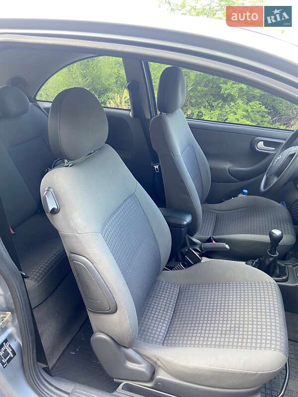 Хэтчбек Opel Corsa 2003 в Желтых Водах
