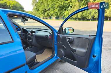Хэтчбек Opel Corsa 2002 в 
