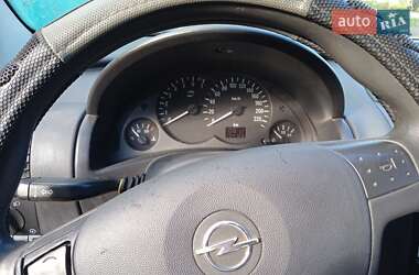 Хэтчбек Opel Corsa 2002 в 