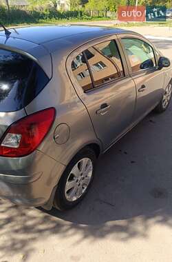 Хэтчбек Opel Corsa 2011 в 