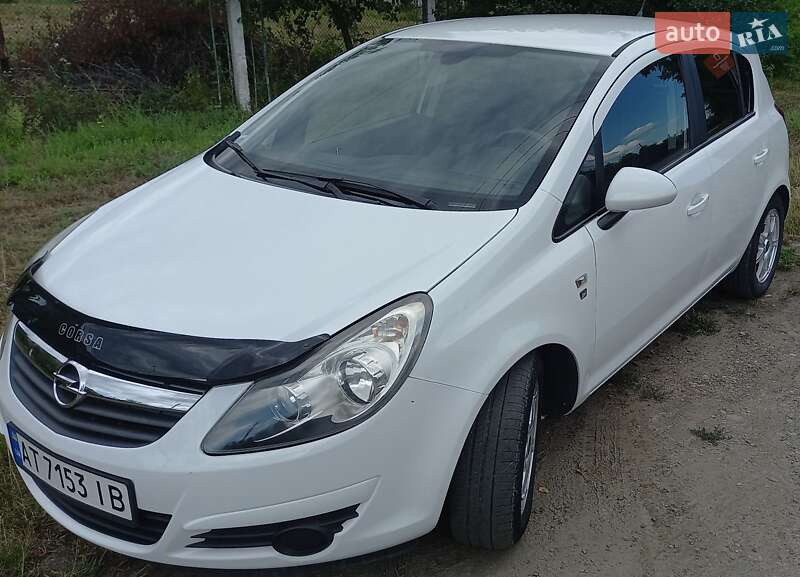 Хэтчбек Opel Corsa 2010 в 