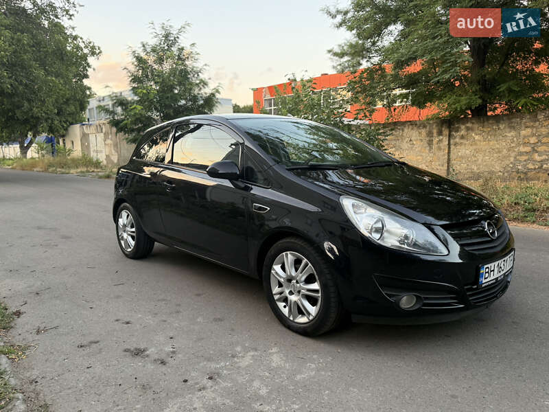 Хэтчбек Opel Corsa 2010 в 