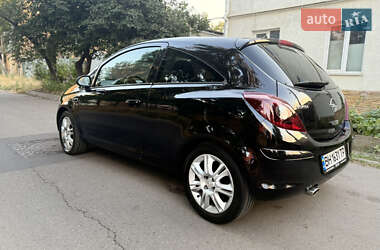 Хэтчбек Opel Corsa 2010 в 