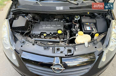 Хэтчбек Opel Corsa 2010 в 