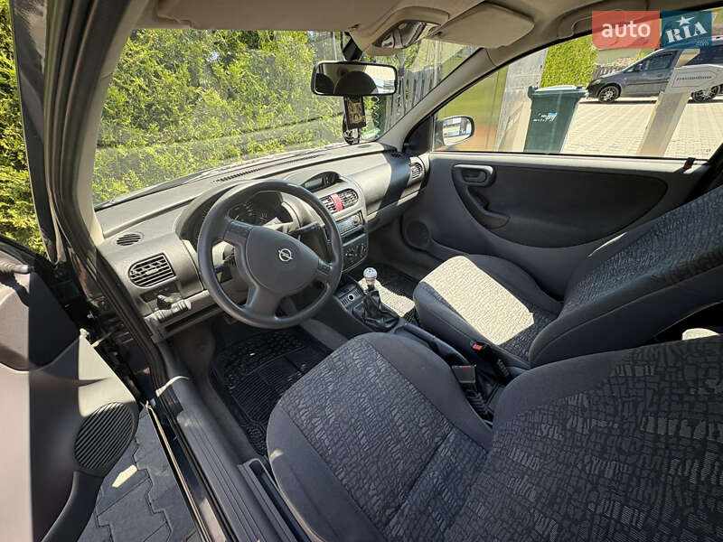 Хетчбек Opel Corsa 2001 в Іршаві