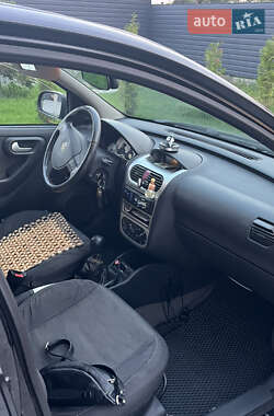 Хэтчбек Opel Corsa 2003 в 